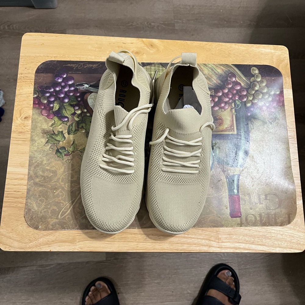 Beige mesh tennis shoe